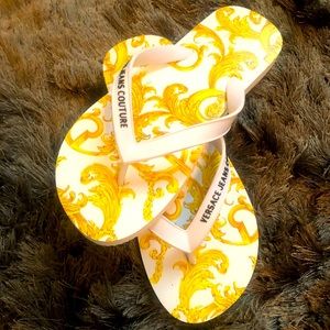 Women Versace couture flip flops . Size 9